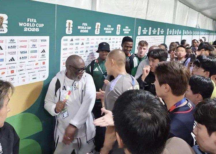韩国南非赛后发生冲突打不过就打不过，韩国棒子心胸放宽一点。韩媒sports ch