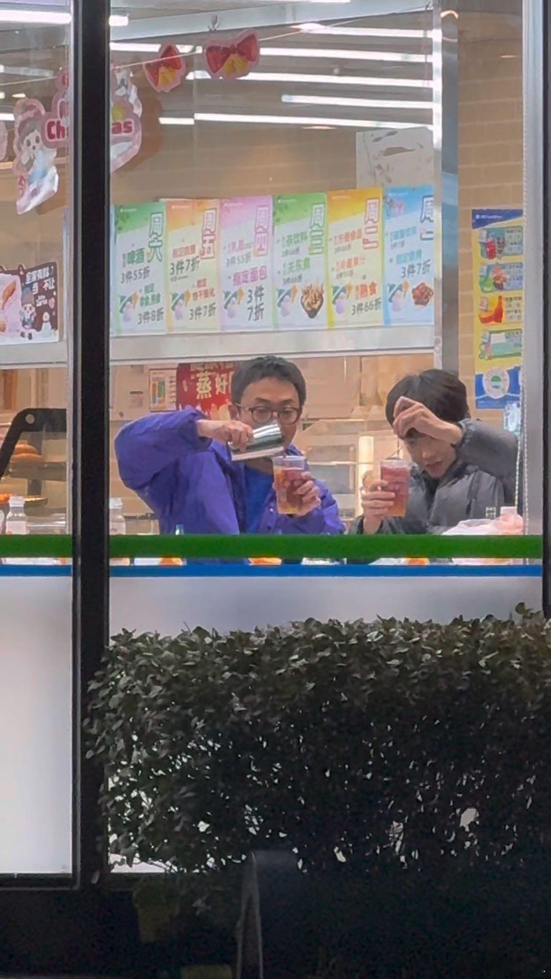 张兴朝李嘉诚便利店调酒碰杯便利店的随性仪式感太戳人！两人用冰杯调特饮，碰杯时的默
