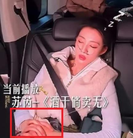 王楚然高反手都肿了 “白眼姐姐”王楚然在参加综艺节目西藏录制环节，在海拔约400
