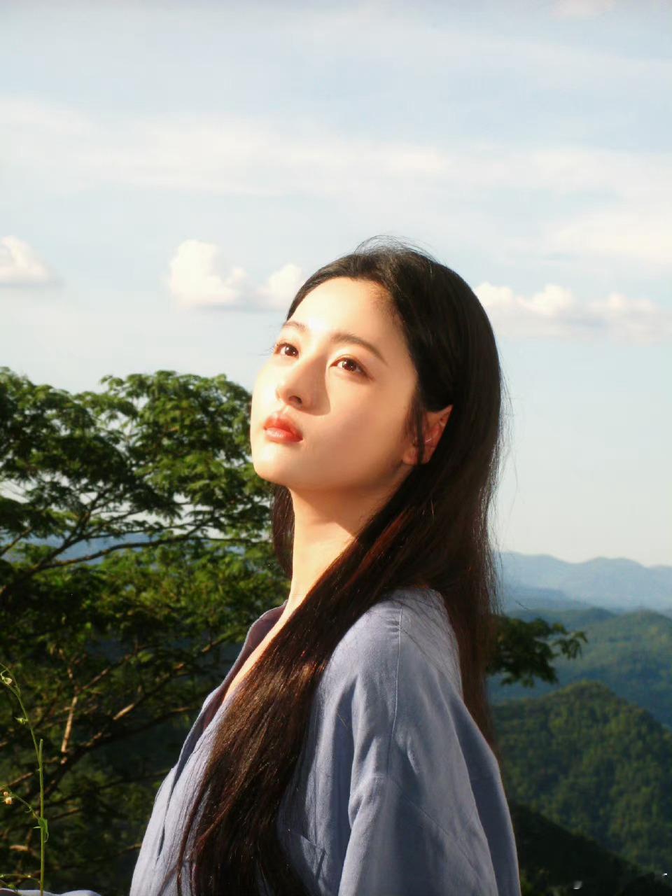 投稿：赵晴今日营业山野间的蓝蝴蝶🦋[举手]，这组好漂亮的妆容和调色 ​​​