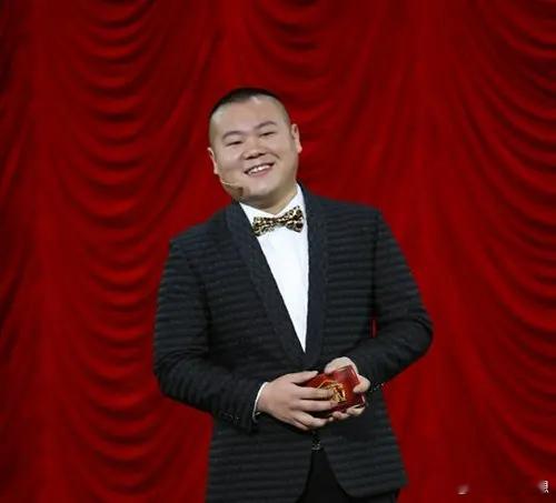 岳云鹏看望渐冻症抗争者蔡磊岳云鹏请蔡磊全家听相声 听说小岳岳当场就跟蔡磊家孩子说