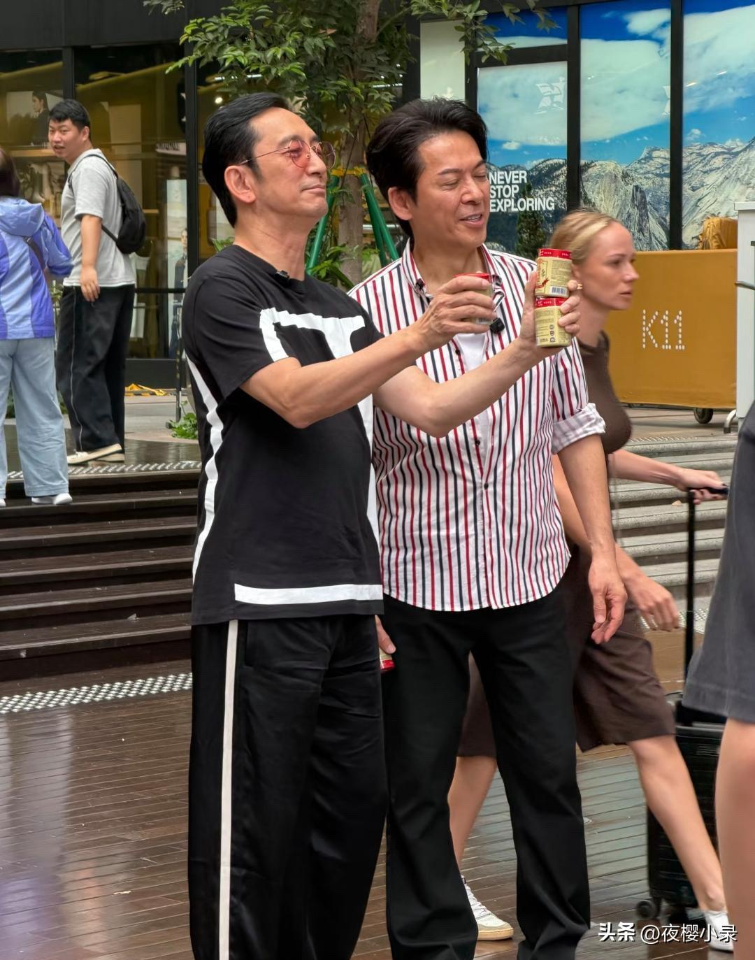 62岁吴启华在香港尖沙咀街头被偶遇，他现实中真人看起来苍老了好多，皮肉松弛，但天