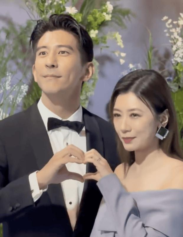 贾静雯一家参加萧敬腾婚礼 三个女儿当婚礼花童
贾静雯和修杰楷这对娱乐圈的模范夫妻