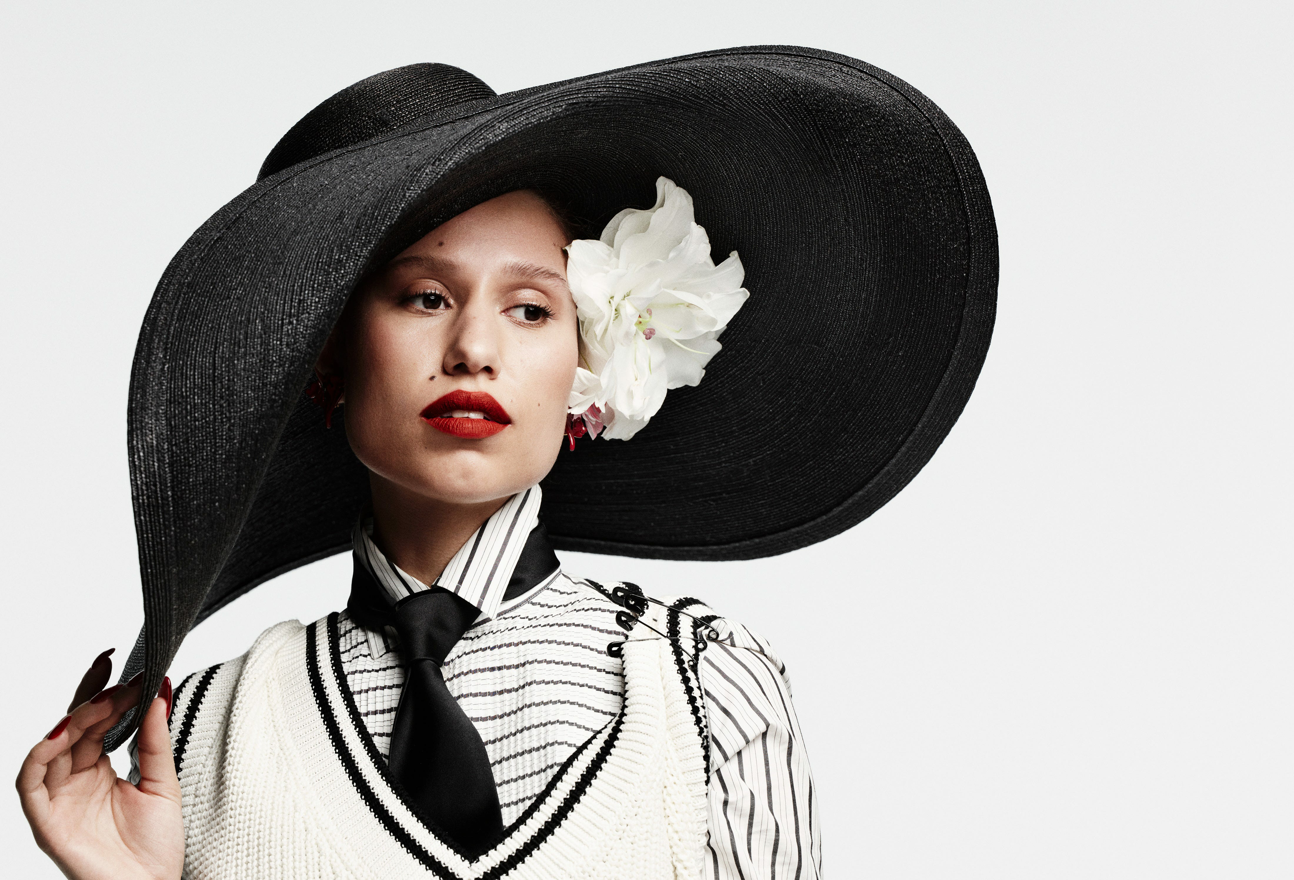 WOW~~RAYE登上《ELLE》杂志2月刊封面及写真美图大赏！红了红了！！！