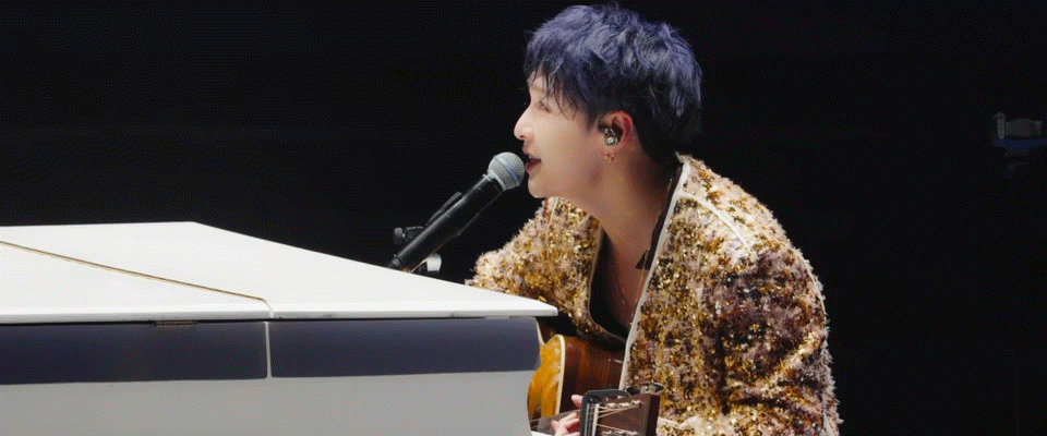 #张艺兴# 舞台上，张艺兴是光芒万丈的明星；舞台下，他是那个默默努力、不断挑战自