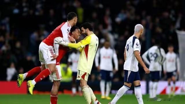 英超：阿森纳4比1双杀热刺
埃泽与“水货”梅开二度
英超第27轮北伦敦德比，阿森