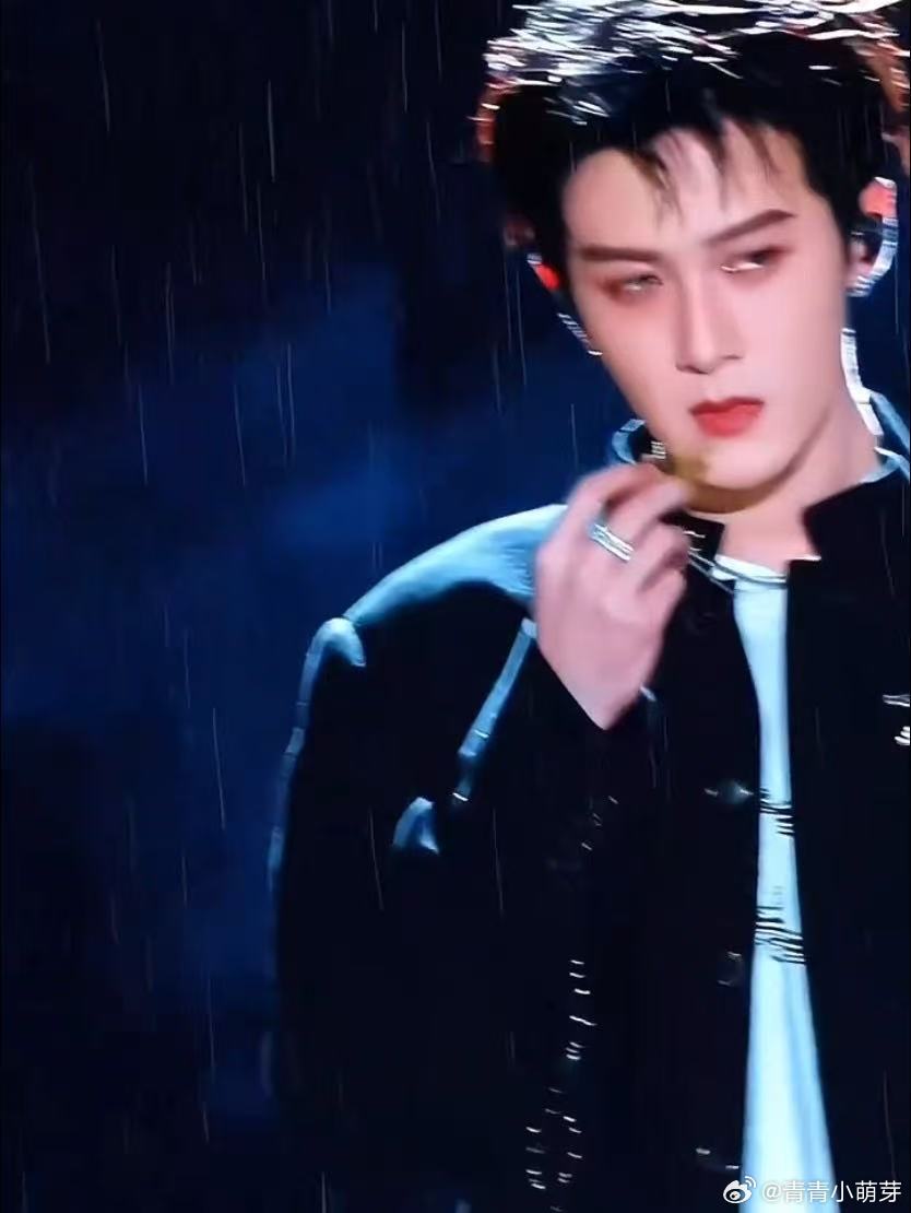 檀健次让我知道了春天的味道一看到檀健次就想到温柔的春天，他的气质干净通透，温柔得