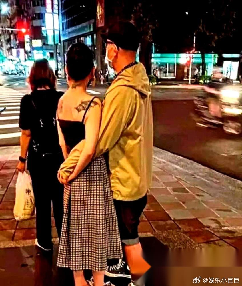 大S一张街拍，炸出了人性显微镜。 照片里，她整个人挂在具俊晔身上。 网友拿着放大
