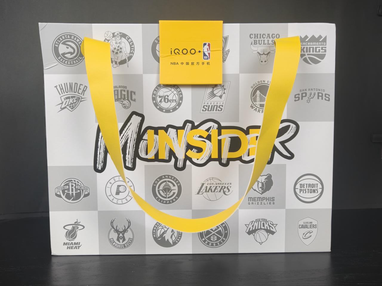 「评论+点赞」抽一个朋友送出！收到了iQOO和NBA联名的礼盒，里面包括手机壳、