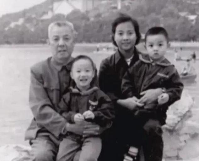 1957年，开国上将苏振华从基层调研回家，与妻子孟玮因小事吵了几句，谁知孟玮竟提