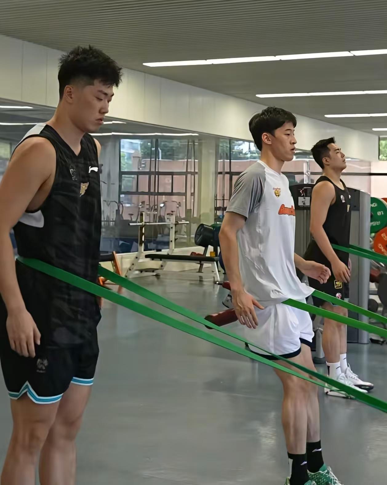 广东宏远夏训只有三人归队！主教练缺席总经理坐镇，张文逸续约
广东宏远放假已经一个