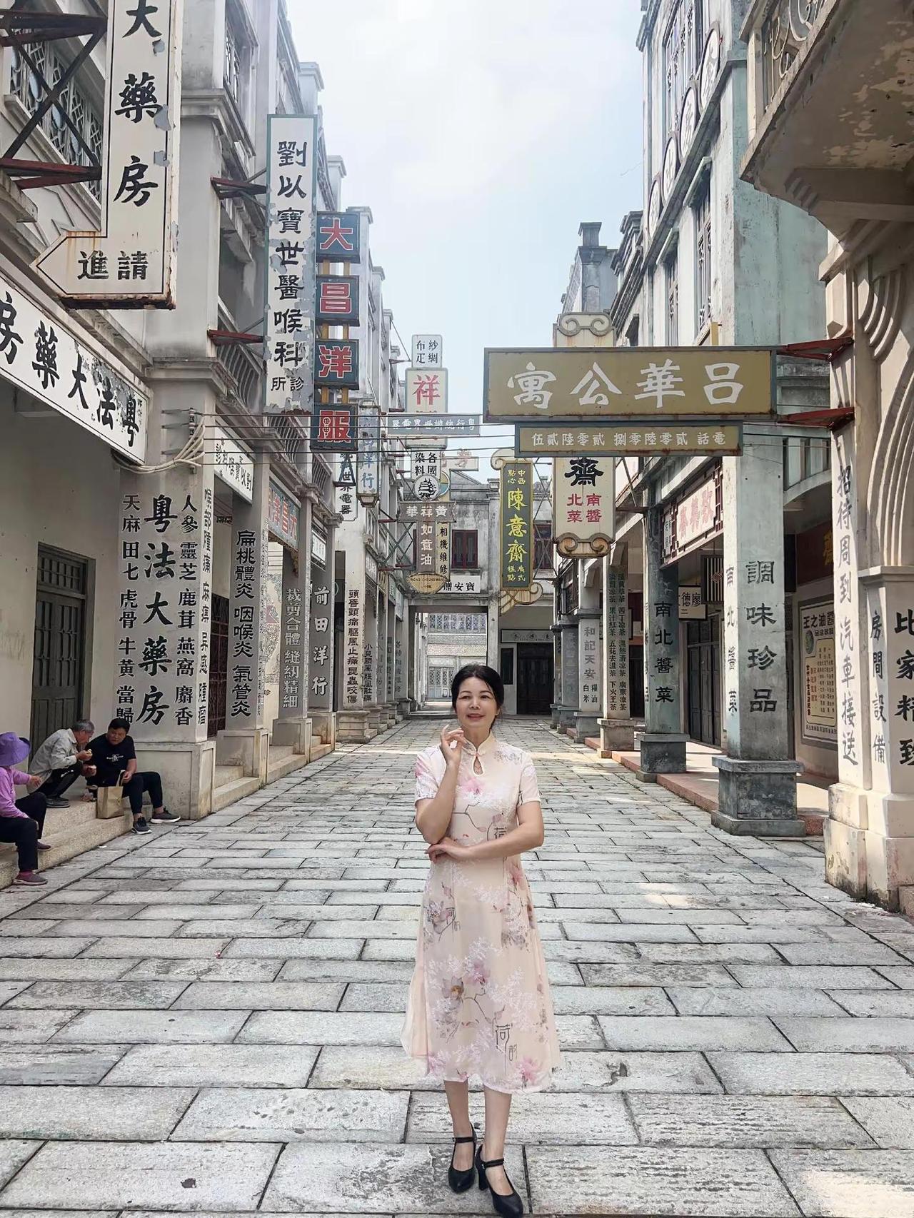 女神节！愿你的智慧如璀璨的星辰，照亮前方的道路；愿你的美丽如春天的花朵，绽放最灿