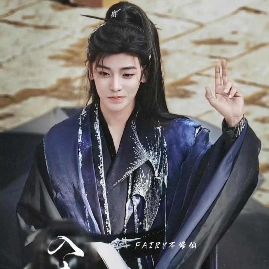 侯明昊超绝古装建模脸 侯明昊这脸就是为古装生的吧！《玉茗茶骨》里帅得让人心动，五