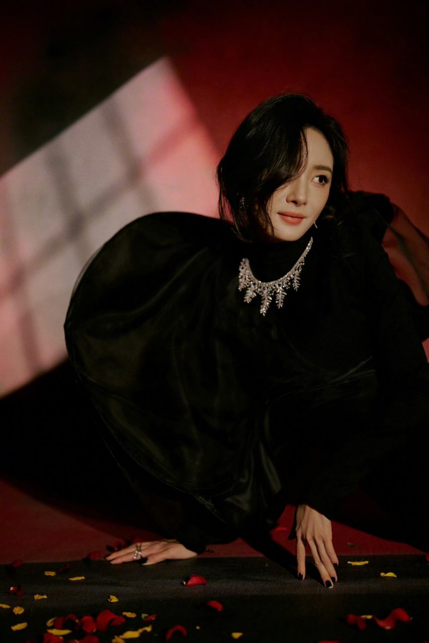 杨幂暗夜野玫瑰杨幂荆棘丛生野玫瑰 杨幂这套妆造好有个性 ​​​