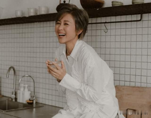 港星知名女神离婚9年移居新西兰，独自养两孩，被曝两次拿刀刺腹