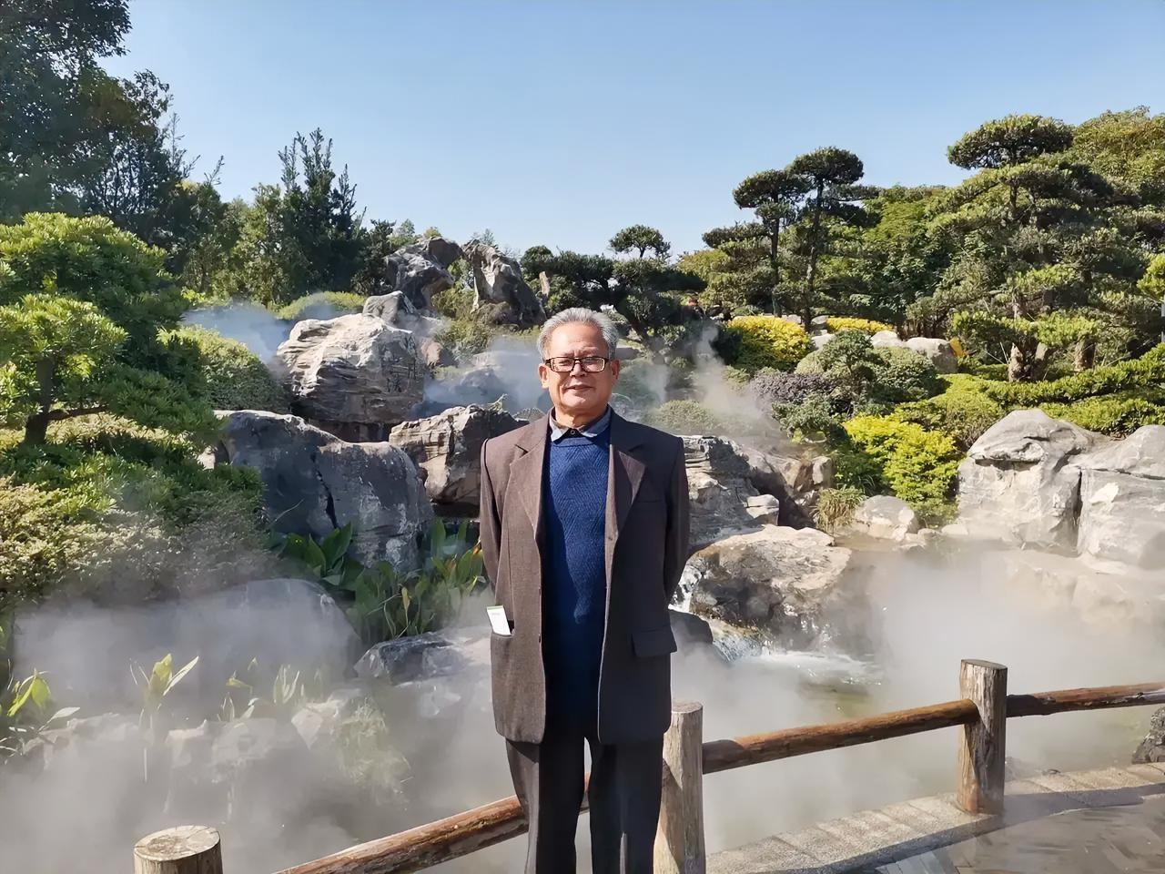 上联：诗写江南雨，诚邀君赐下联词抒塞北情。诗词上千年，由古传到今。孔门授礼教，诗