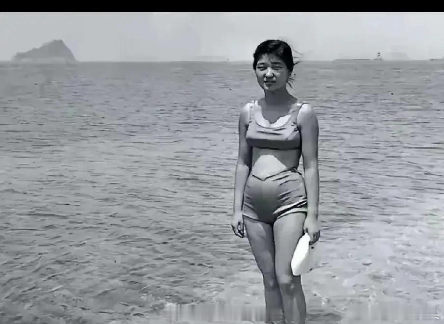 在1967年，一张15岁女孩在海边的照片受到了广泛关注。谁会想到，这个年纪轻轻的
