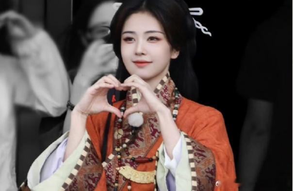 白鹿自己给自己配bgm白鹿嘴动配bgm奔跑吧 谁懂啊，白鹿战国袍妆造精致，小视频