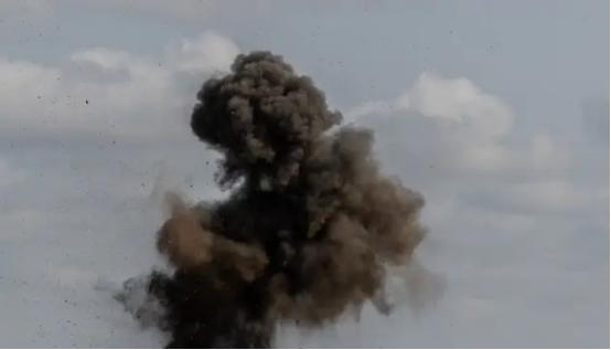 果然是普京大帝，好猛！
 
8月17日，乌克兰的夜空被警报声和爆炸声撕裂了。泽连
