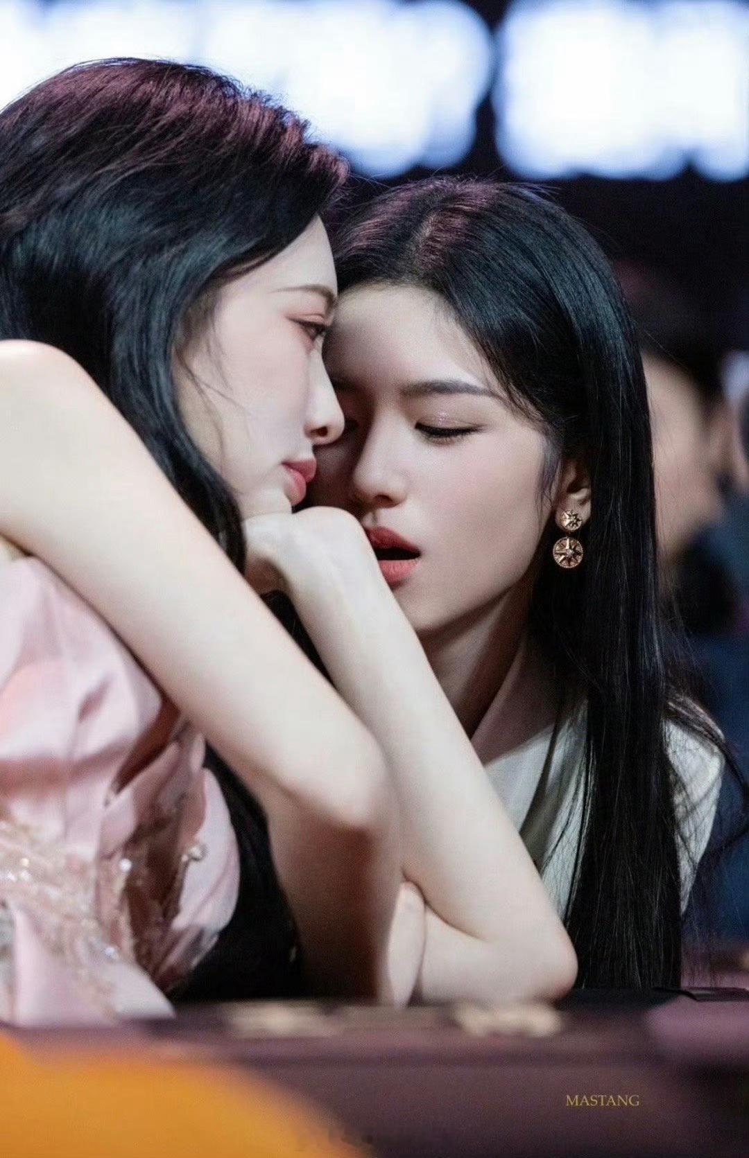 孟子义周也抱完你的抱我的 最爱看美女抱抱贴贴 