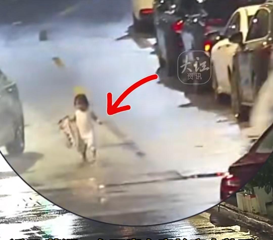 凌晨一点，芜湖的街头夜深人静，一名两岁女童趁家人熟睡，独自跑出家门。孩子赤着双脚