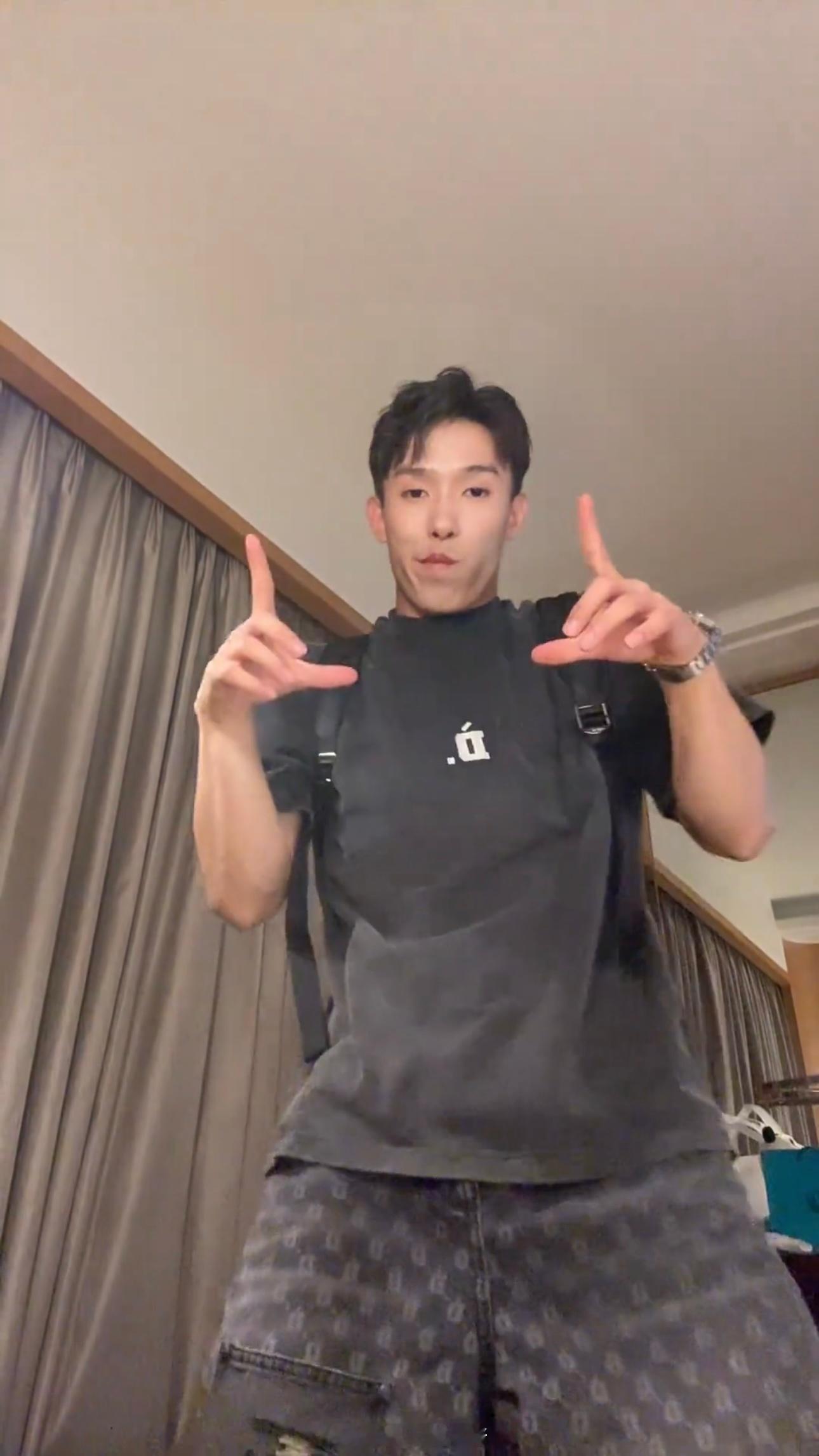 #龙道一穿了王鹤棣品牌的衣服# 我们D牌出息了！排面 ​​​