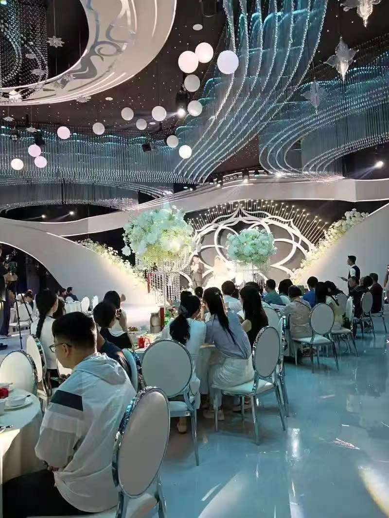 辽宁大连，男子花4.6万元在某高档酒店定了9桌婚宴，每桌4000块钱标准，21道