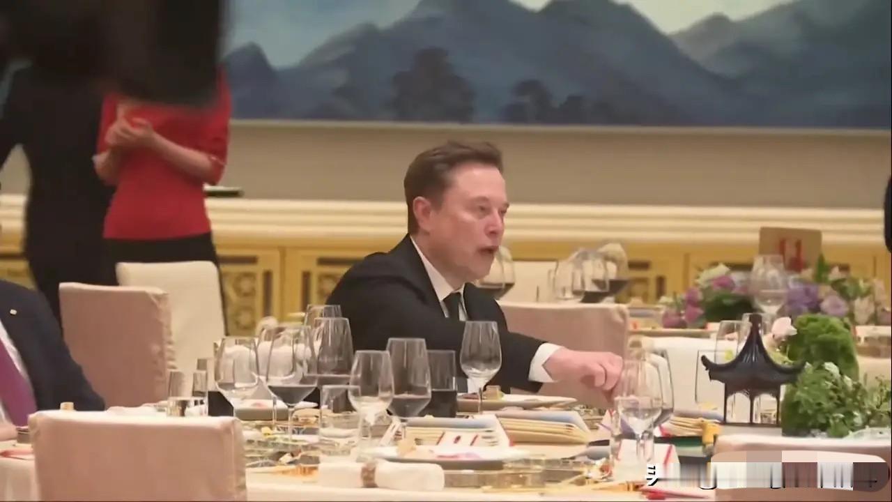 马斯克这也太搞笑了吧，宴会还都还没正式没开始呢，他就被桌上的美食给吸引了，于是悄