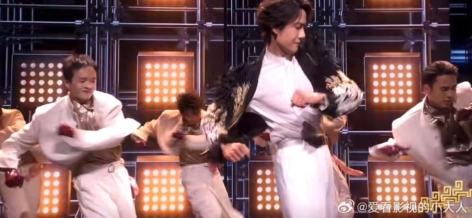 王一博闪耀动起来的轮滑版王一博轮滑版闪耀动起来 王一博 