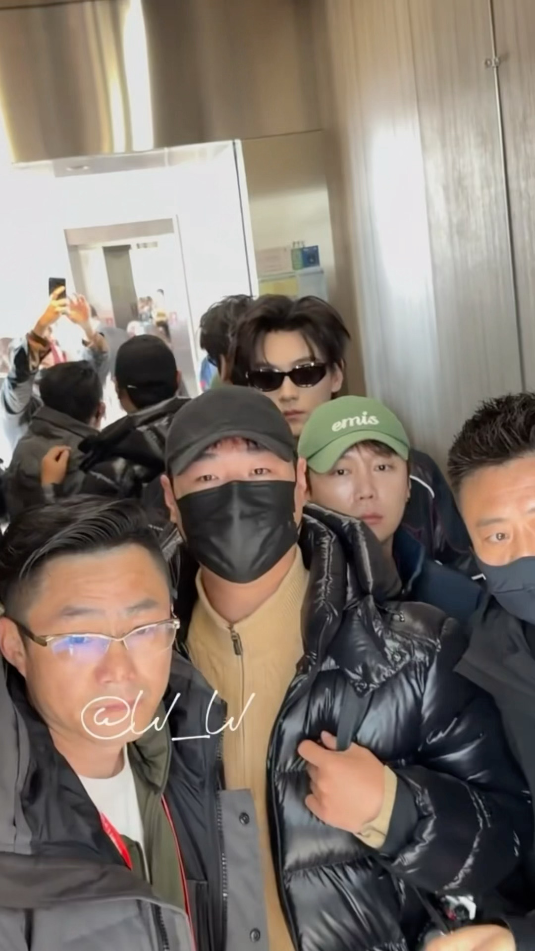 人群里帅的很突出 