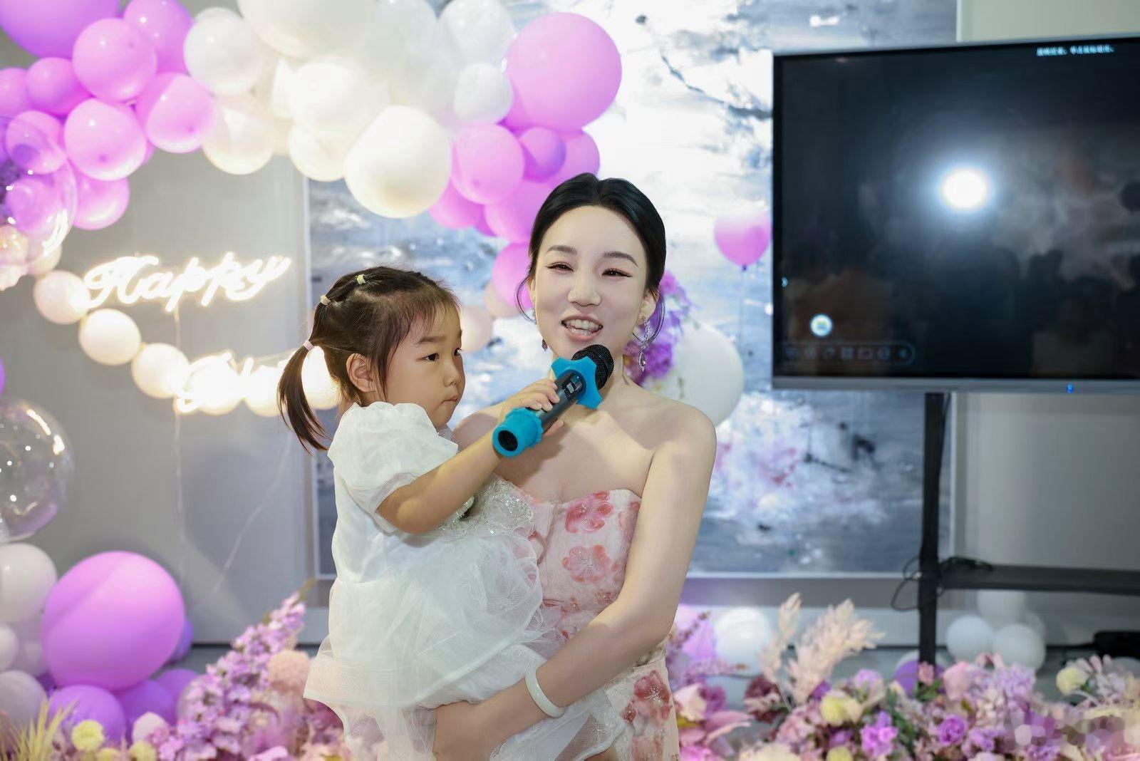 闺蜜倩倩大寿，嘉宾好友来道贺。总结倩倩小半生，典型大女主——出身安全感满满的家庭