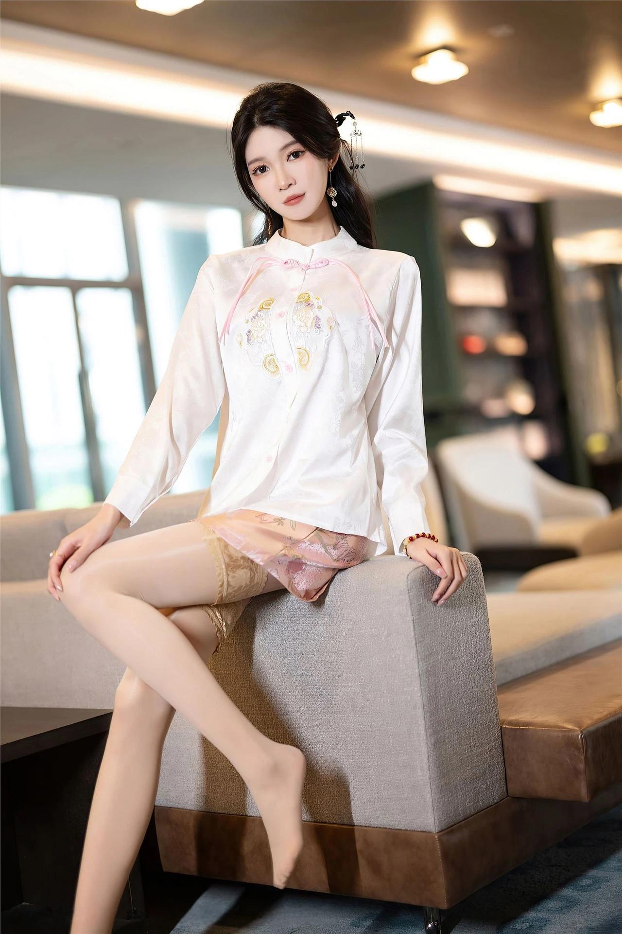 高清美女壁纸丨程程程丨新中式穿搭模版｜当古典盘扣遇上现代穿搭，惊艳了！
程程程这