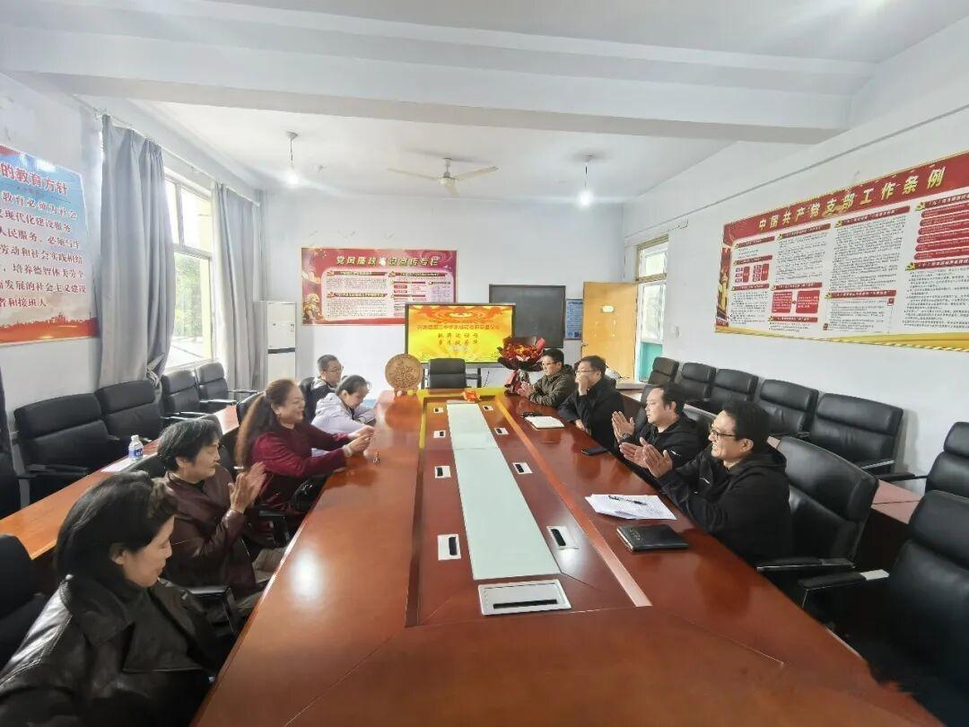 沂源三中举行张成花老师荣退座谈会
​     10月23日，张老师分享了自己从教