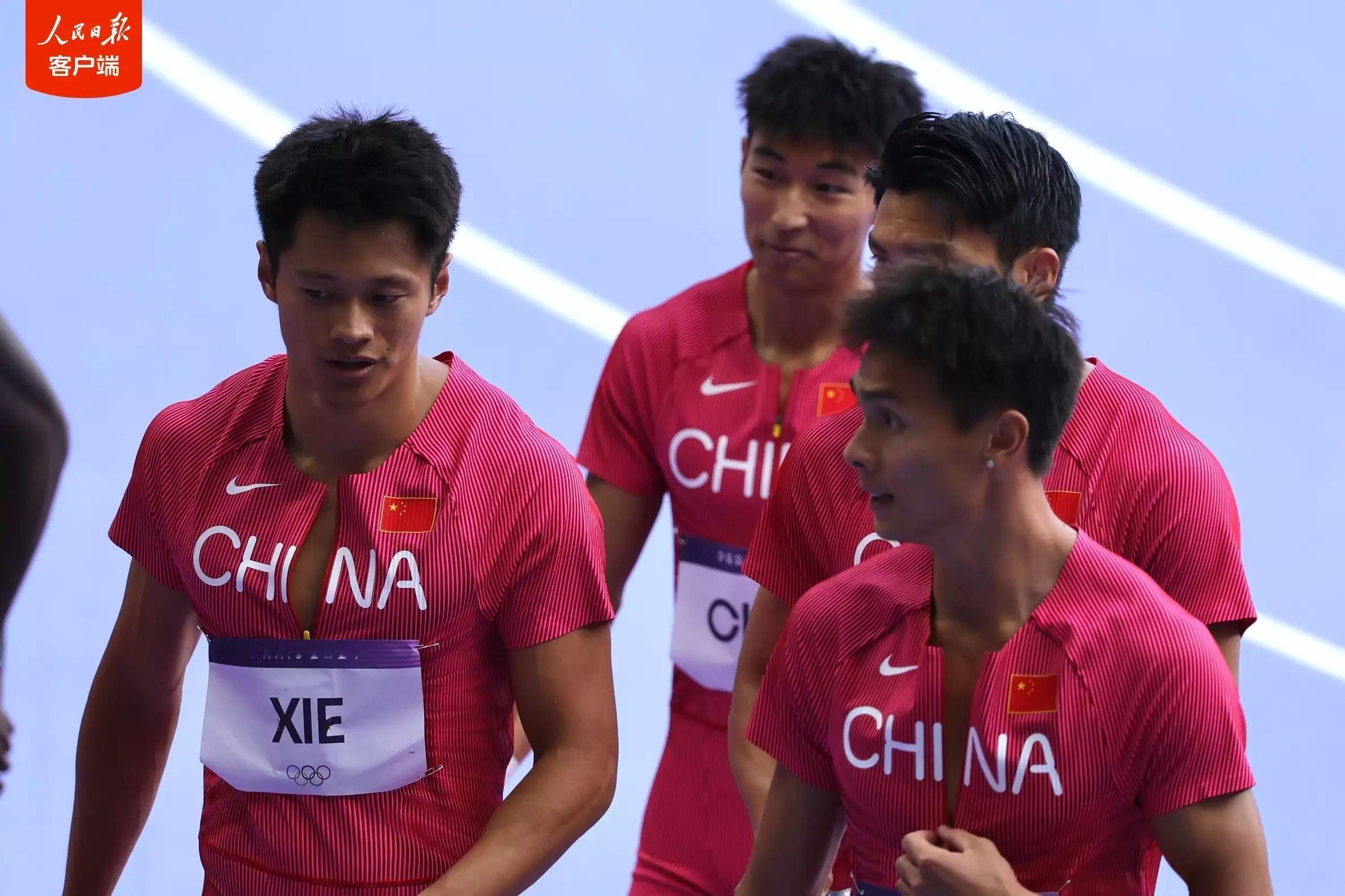奥运会男子4x100米接力小组赛，中国队小组第一直接晋级决赛，邓智舰/谢震业/严