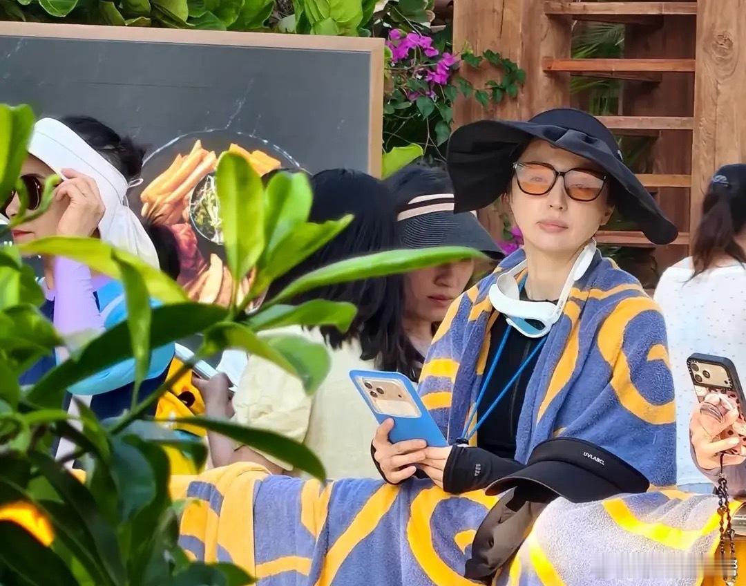 董璇全家三亚玩水，小酒窝漂亮可爱做了美甲，朵朵皮肤黑长相很普！ 