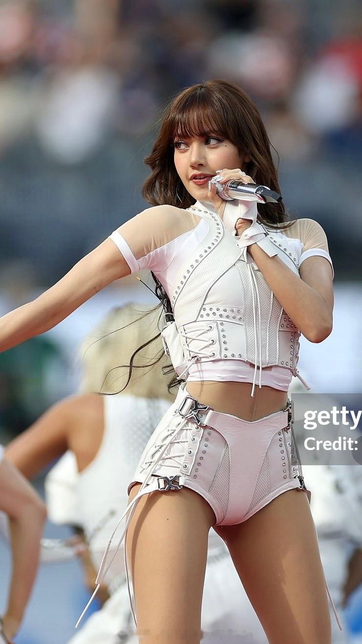 Lisa世界杯开幕式舞台新闻图（抓拍）韩国网友批Lisa世界杯开幕式歌曲低俗，L