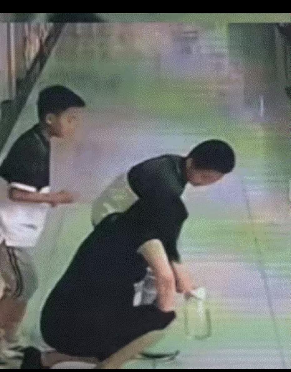 万万没想到！山东，两个学生因为贪玩没有做作业，被门口罚站。怀孕35周的老师去打水