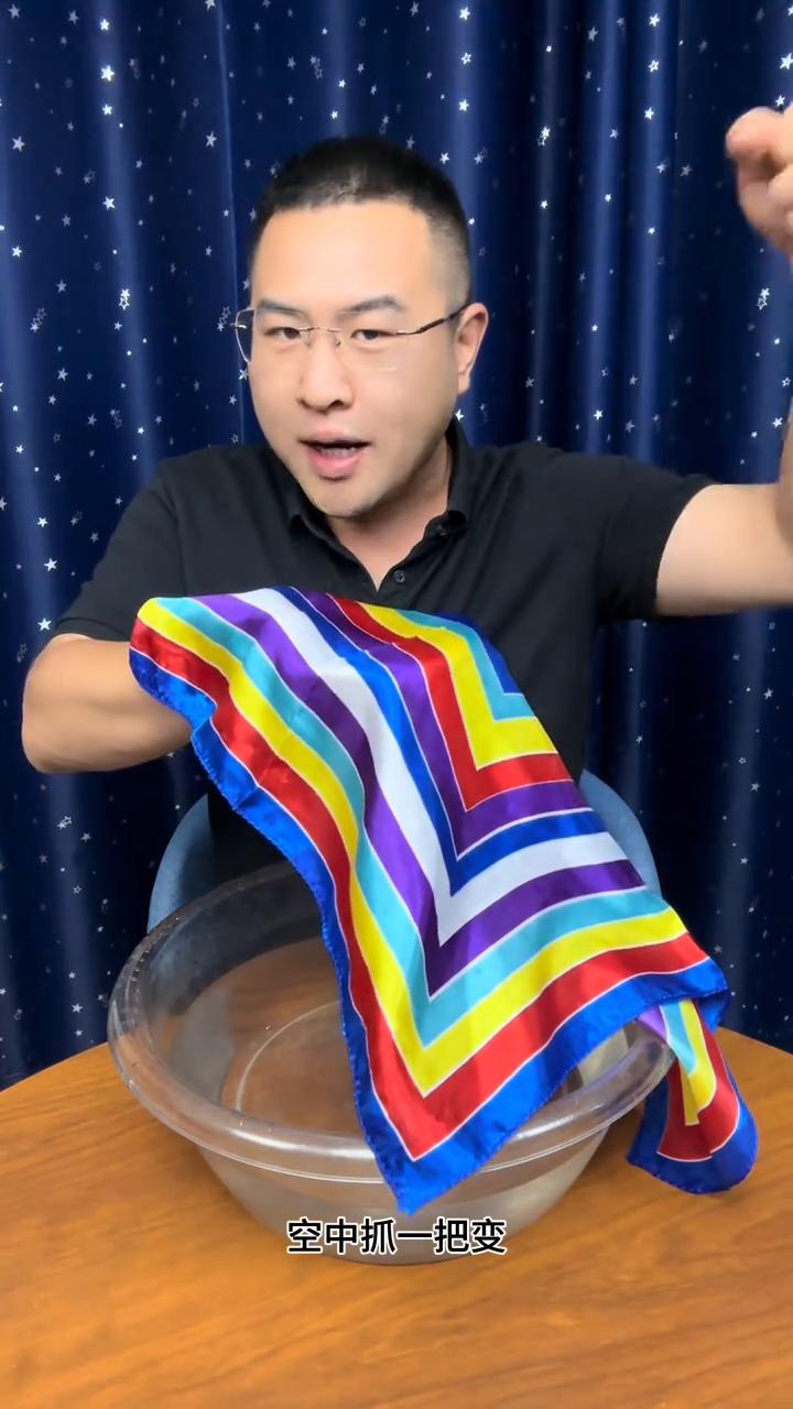 这是流传千年的古彩戏法：空碗取水。
深口气过来，坐。又是谁了？这头往下有水，再来