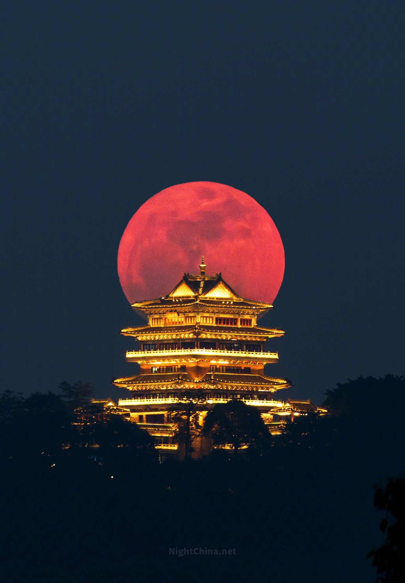 那一夜的月亮是赤红的，像一枚被炉火烘透的古铜镜，悬在挂榜阁的重檐之上。金灿的楼阁
