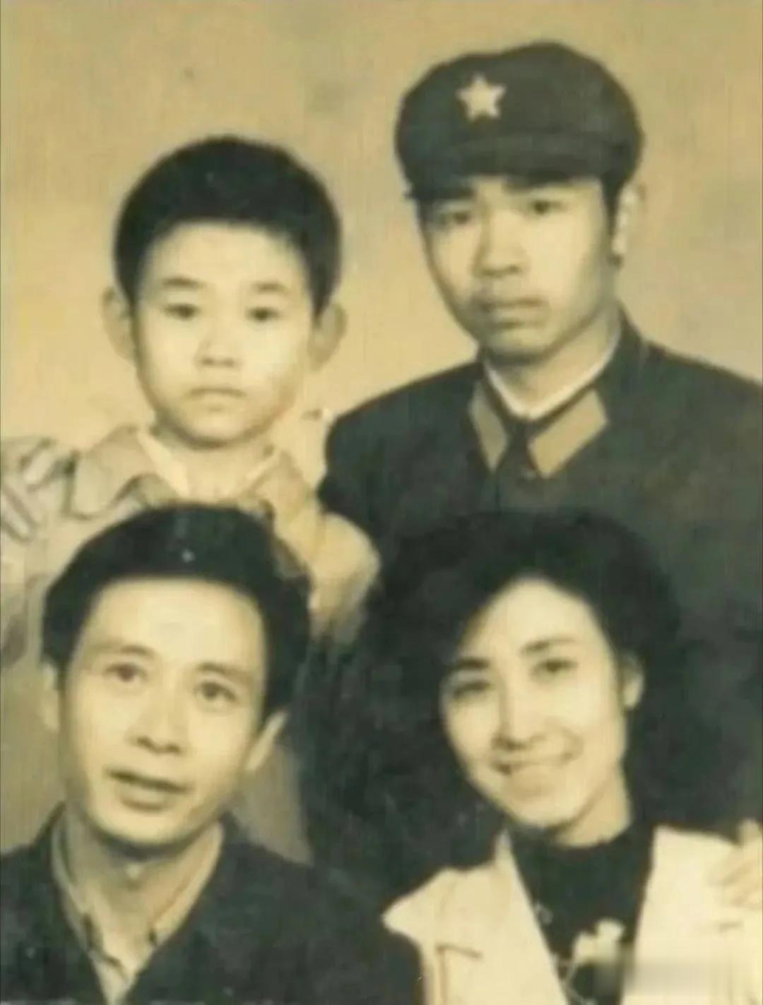 一张老照片：1979年，成都，8岁的刀郎和在文工团工作的父母合影。
这一年，刀郎