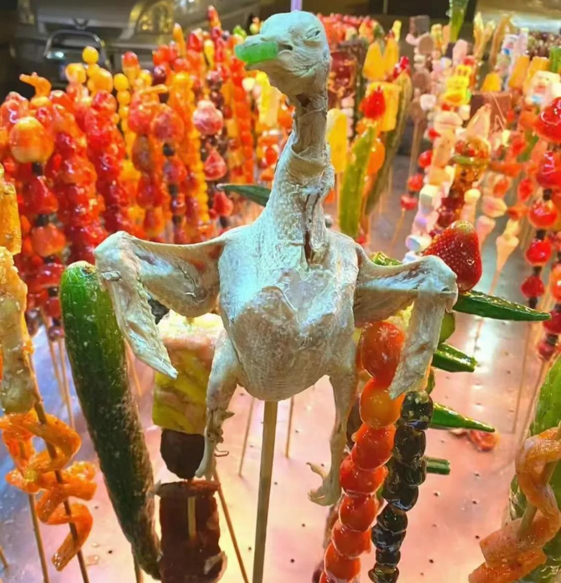 只有在东北才有各种样式的糖葫芦吧，有见怪不怪的冰糖辣椒、冰糖黄瓜、冰糖大葱、冰糖