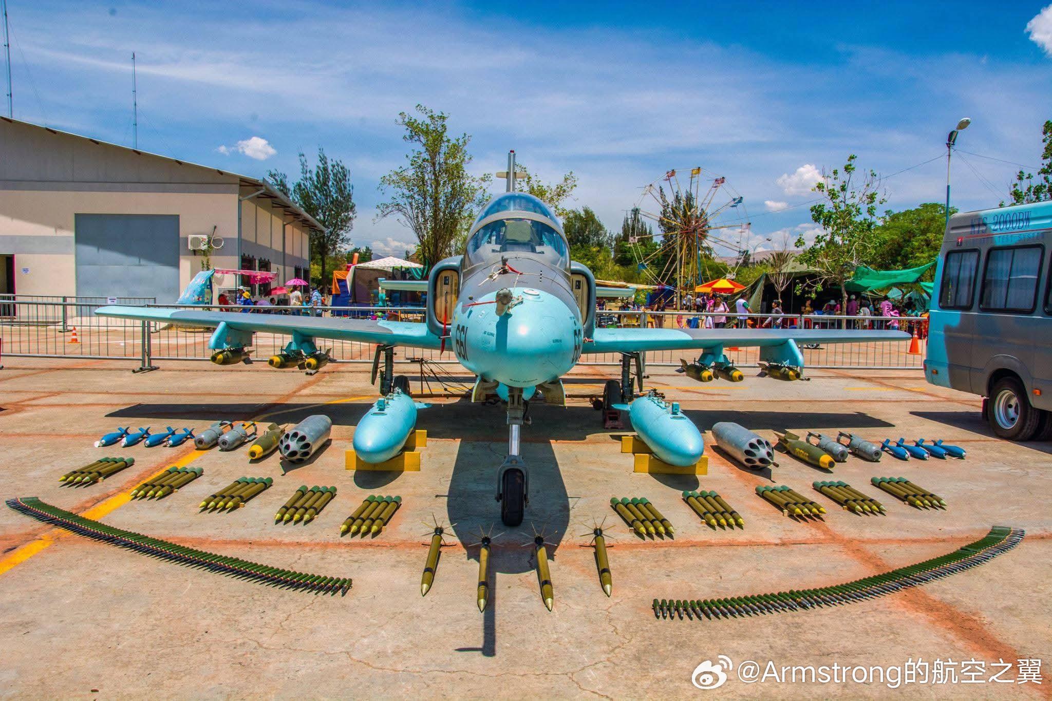 玻利维亚空军K-8W喀喇昆仑教练机摆地摊。 