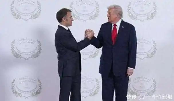 【特朗普在达沃斯嘲弄马克龙】
        在瑞士达沃斯的世界经济论坛上，特朗