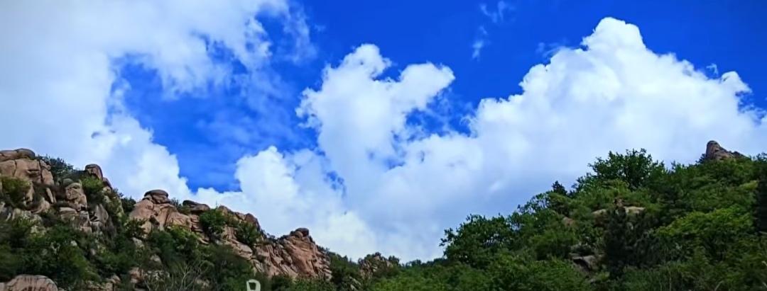 黄昏转五更，暮雨晓来晴。
岭上闲云坐，八方护众生。