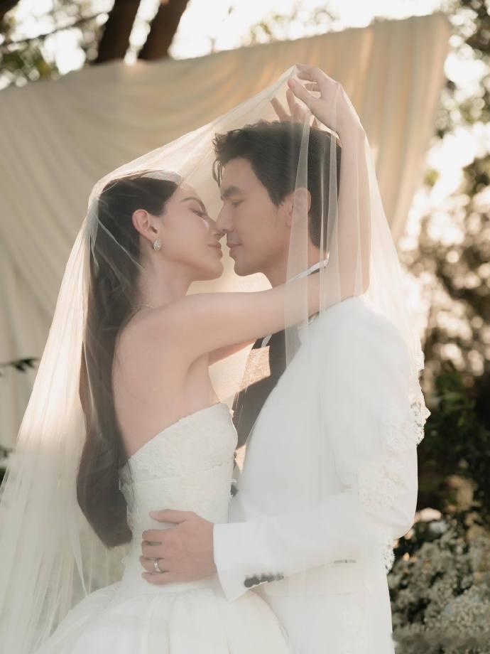 Mai婚纱照 10日，泰星Mai在社交媒体平台晒出婚纱照，她与伴侣Ter昨日在考