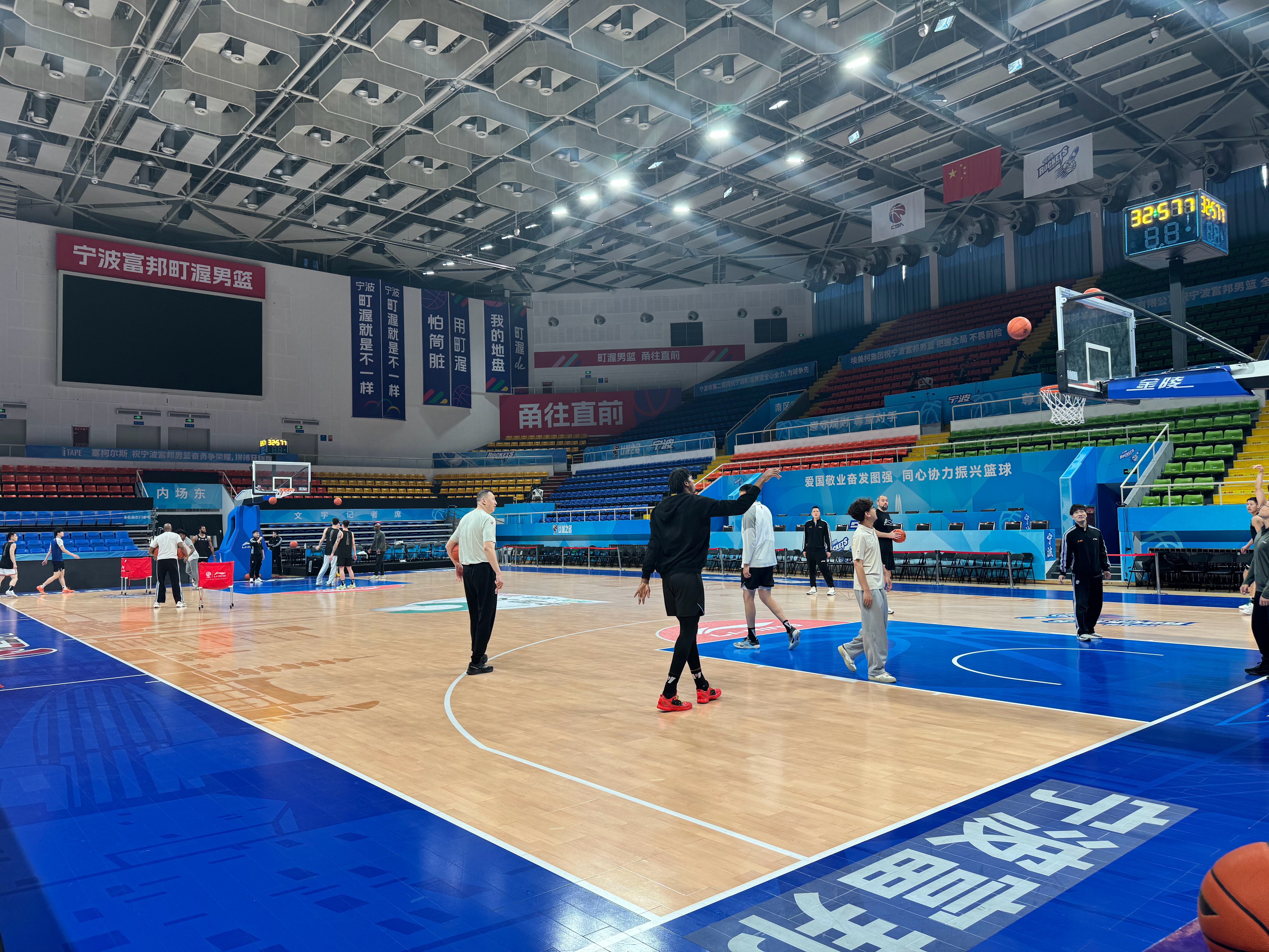 小胖大王留沪治疗，铮哥小偰跟队比赛。上海久事大鲨鱼 宁波·宁波市体育发展中心体育