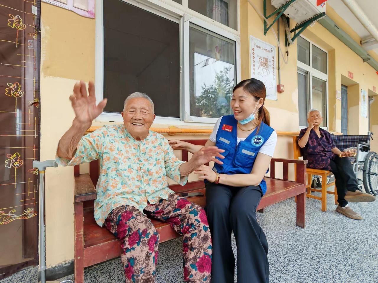 98岁王信国奶奶的幸福时光。2026年6月18日，初夏的风裹着云梦县清明河乡的荷