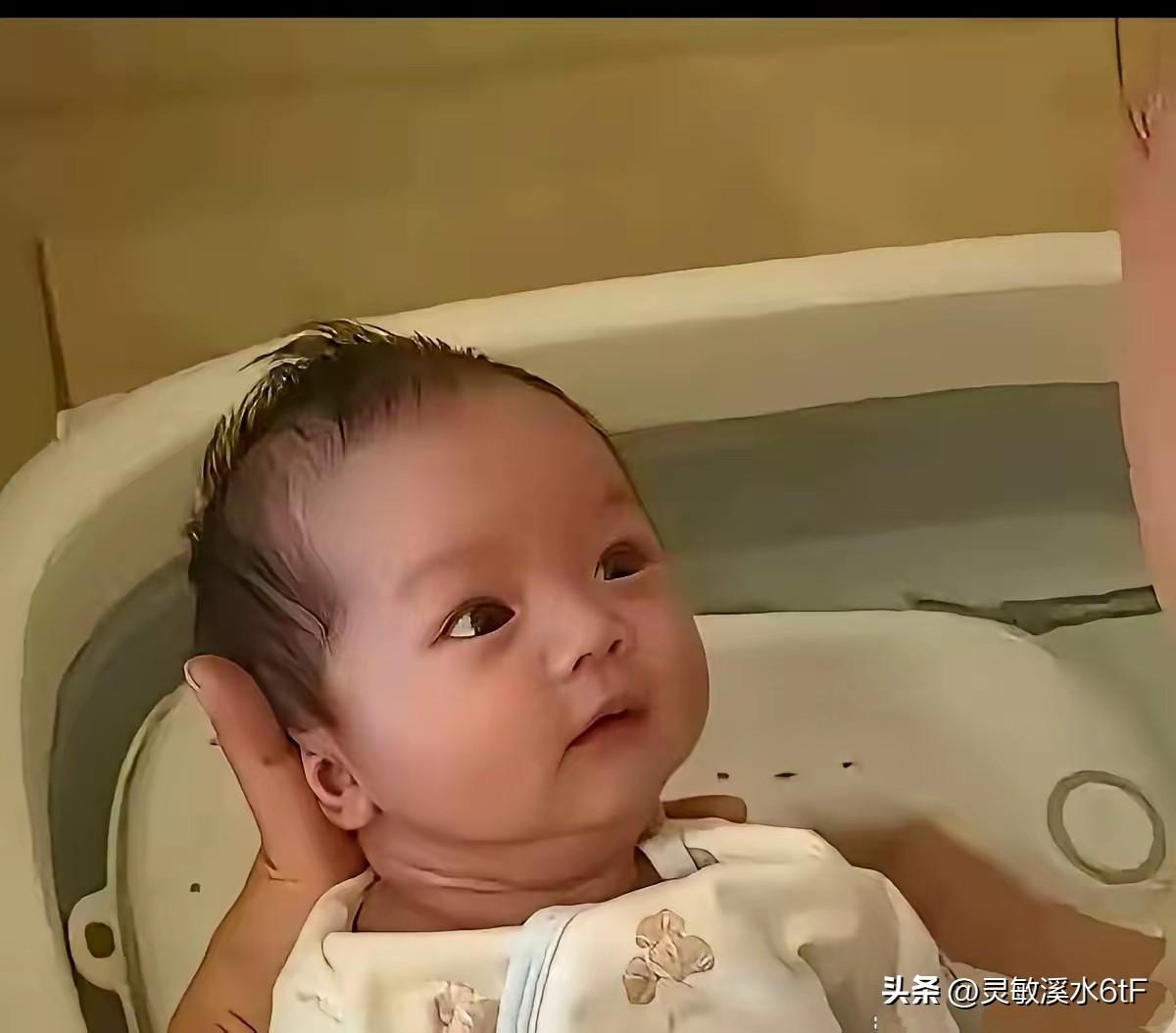 今天刷到这个小宝宝被他自带高颜值给惊艳到了，长得真好看！
眉眼弯弯、皮肤白皙，头