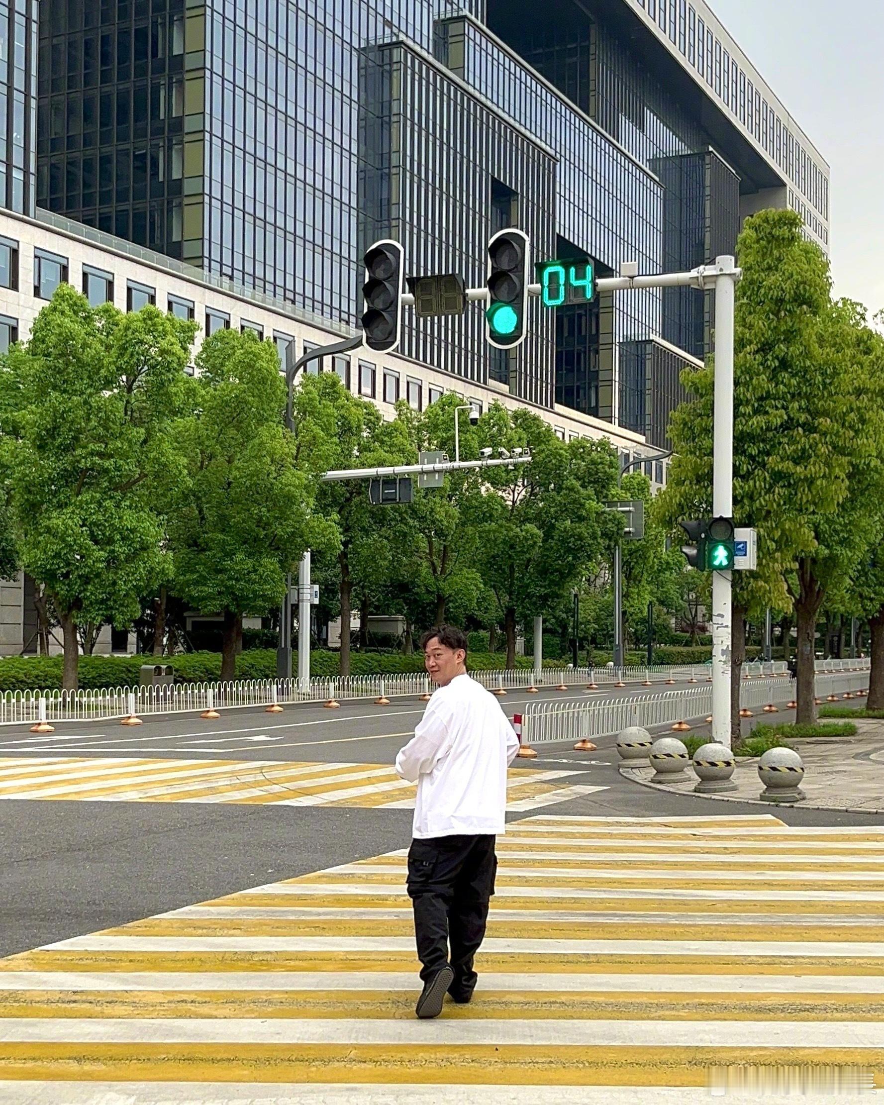 陈奕迅官方认证最难唱的歌  的确如此啊，但很好听 