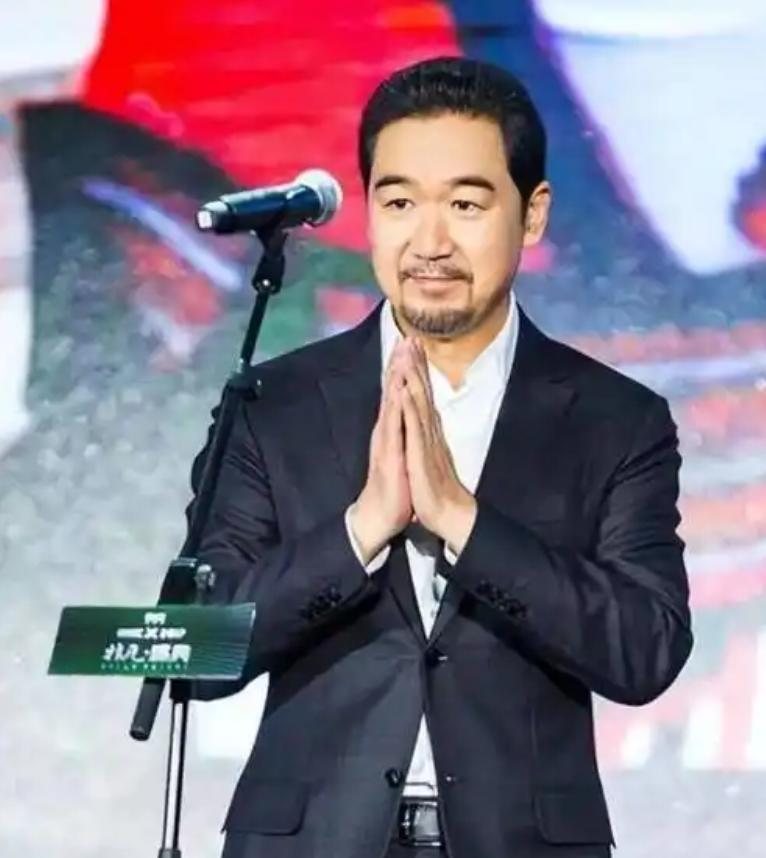 2.52亿到手，张国立却彻底“疯”了。
他凌晨三点还在片场改剧本，血压飙到180